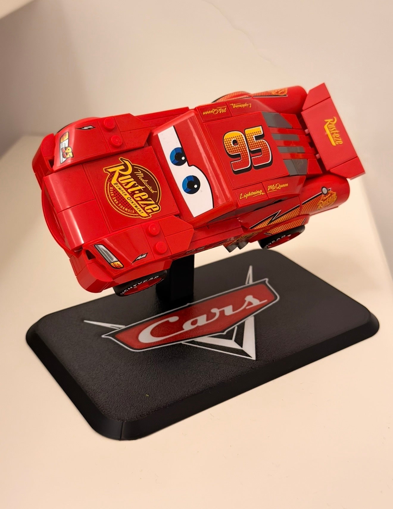 Stand d'Exposition LEGO Speed Champions Flash McQueen – Support Présentoir Cars Pixar pour Maquette, Base Logo Décorative