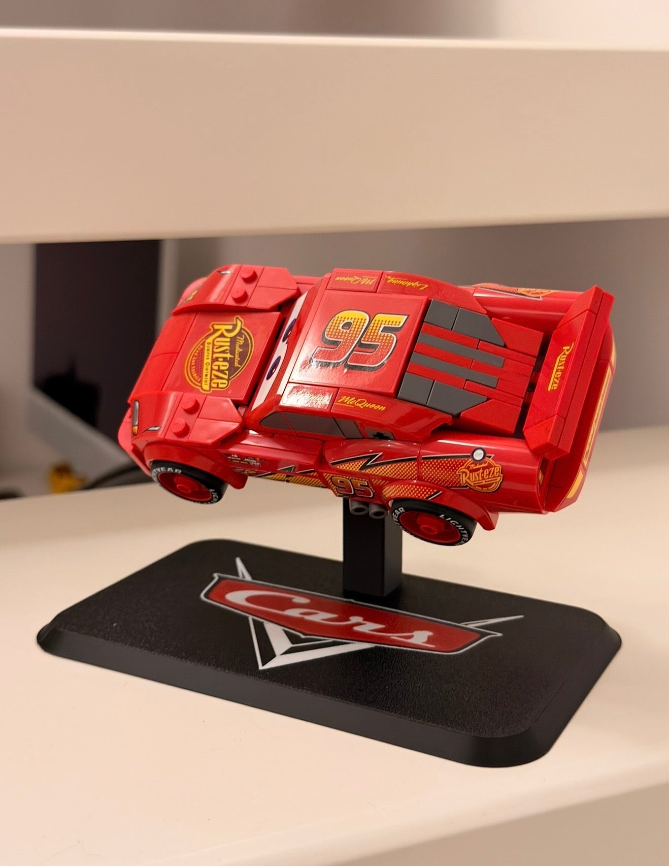 Stand d'Exposition LEGO Speed Champions Flash McQueen – Support Présentoir Cars Pixar pour Maquette, Base Logo Décorative