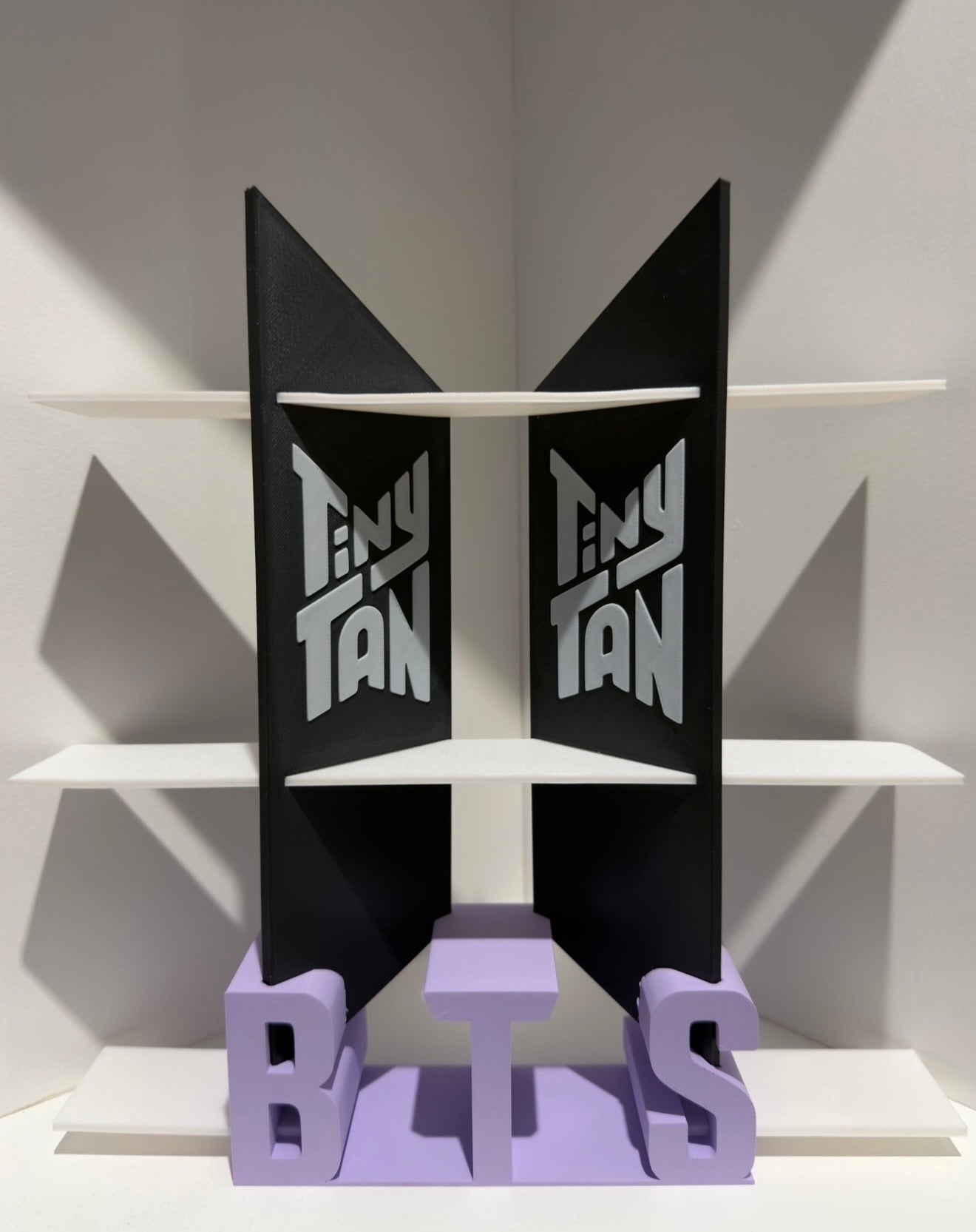 Présentoir BTS TinyTAN McDonald’s – Présentoir K-Pop pour Figurines de Collection, Support Décoratif Thème BTS