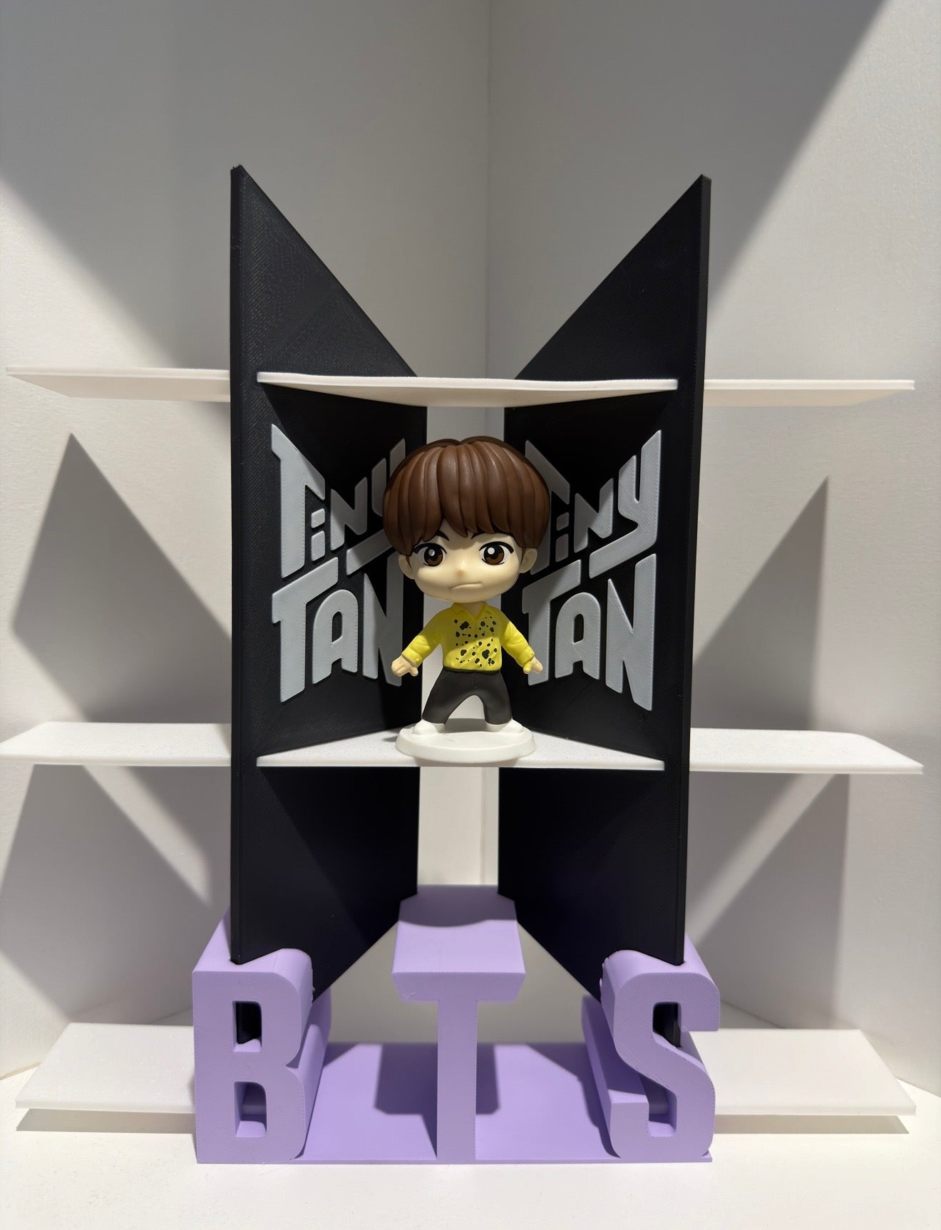 Présentoir BTS TinyTAN McDonald’s – Présentoir K-Pop pour Figurines de Collection, Support Décoratif Thème BTS