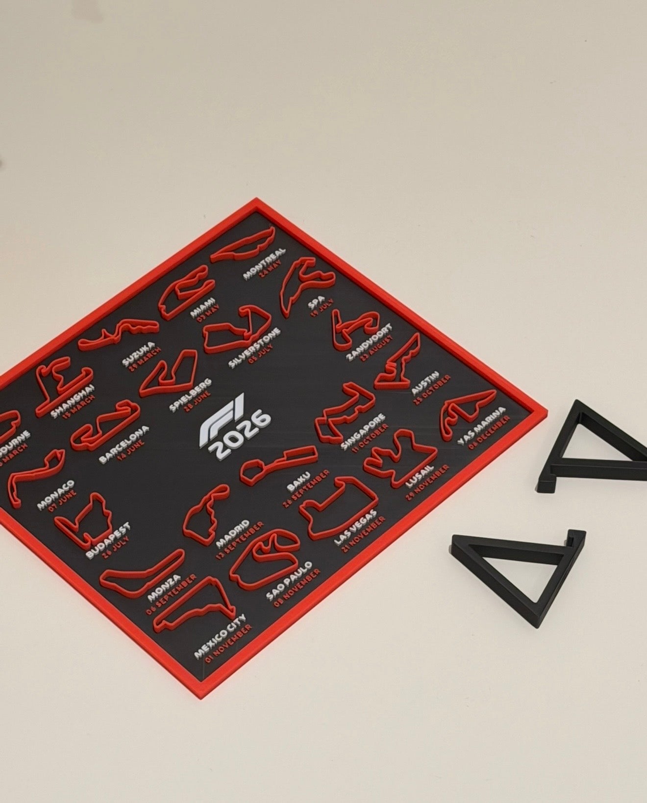Tableau Formule 1 2026 avec Circuits – Décoration F1 avec Supports Inclus | Idée Cadeau Motorsport