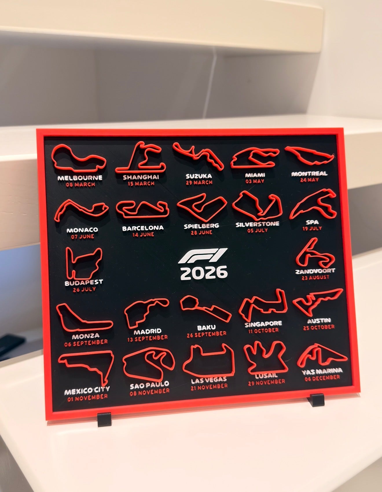 Tableau Formule 1 2026 avec Circuits – Décoration F1 avec Supports Inclus | Idée Cadeau Motorsport